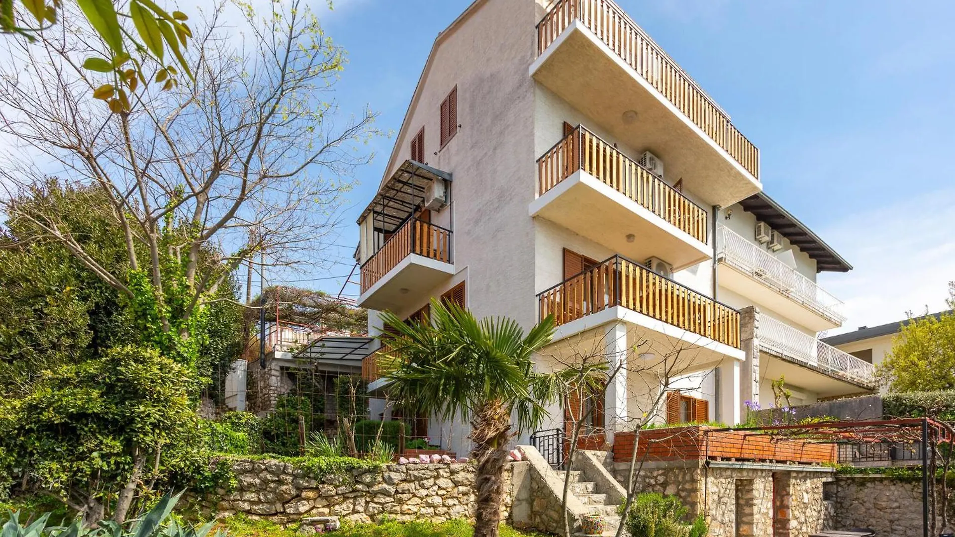 Gorgeous Apartment In Dramalj With Kitchen location