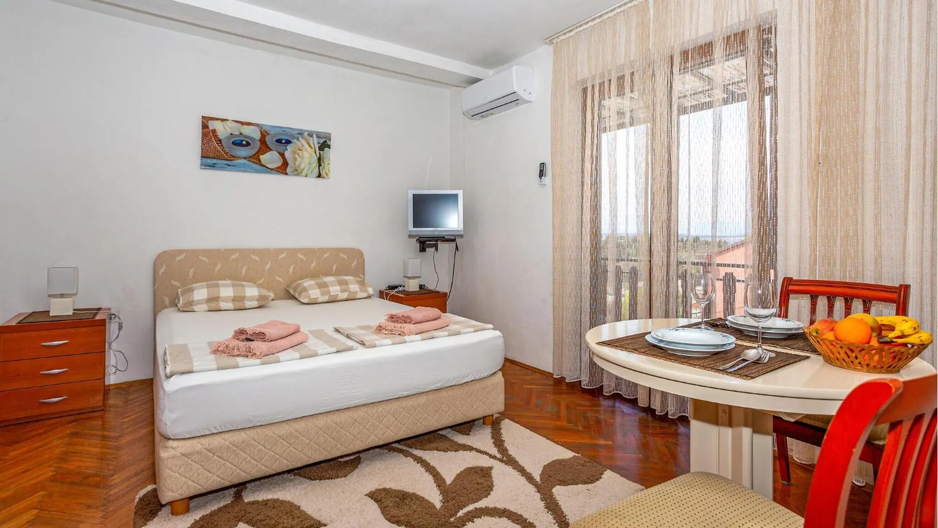 Gorgeous Apartment In Dramalj With Kitchen