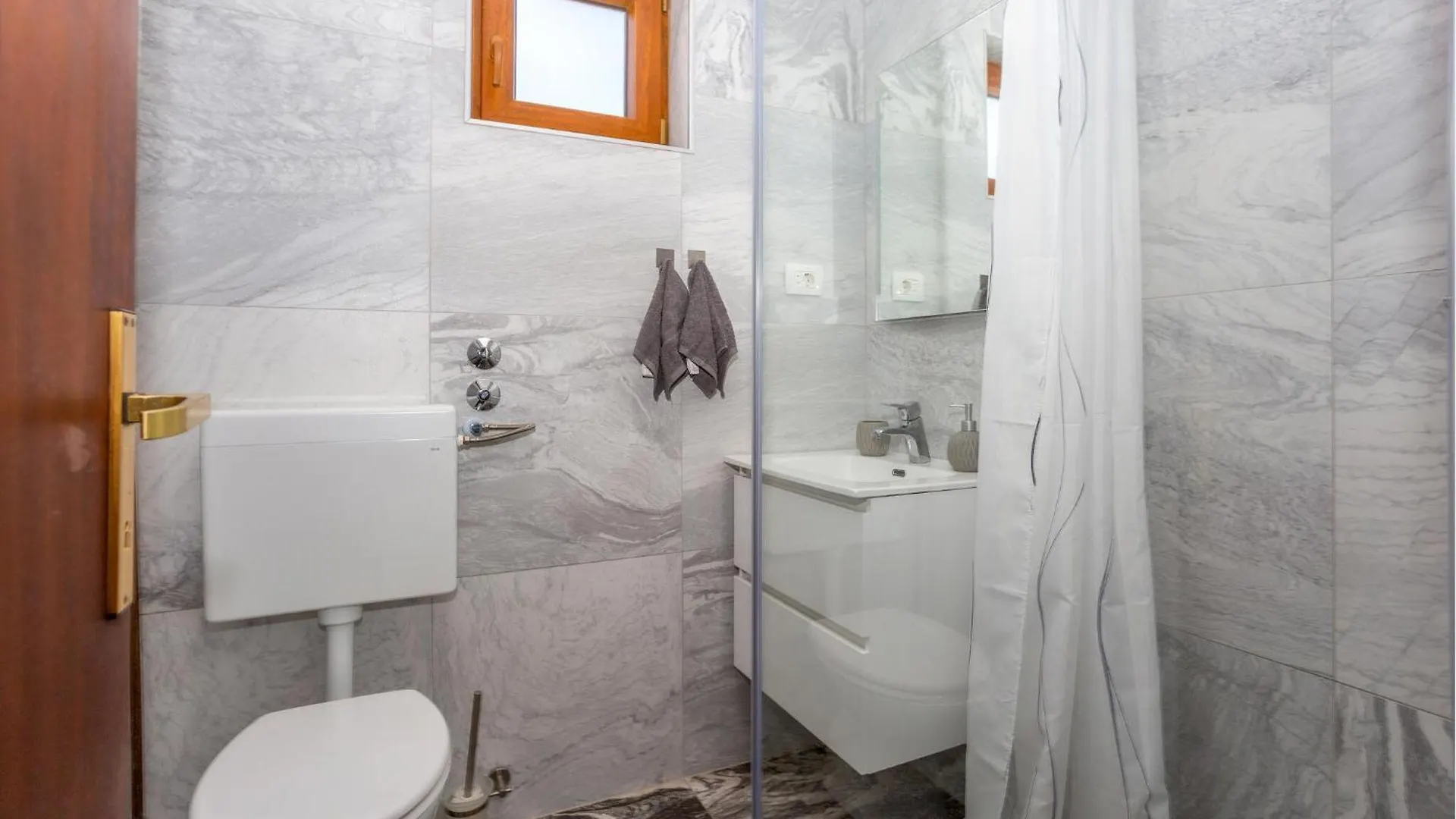 Gorgeous Apartment In Dramalj With Kitchen