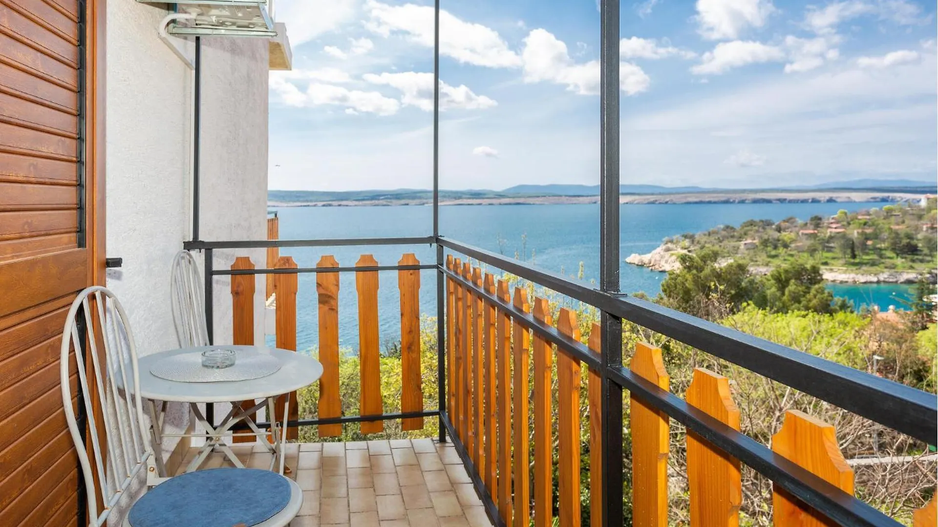 Gorgeous Apartment In Dramalj With Kitchen